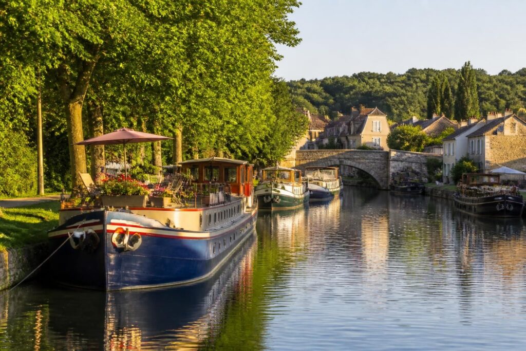 découvrez des séjours uniques à bord de péniches et bateaux-hôtels sur le canal du nivernais, entre nature paisible et patrimoine exceptionnel.