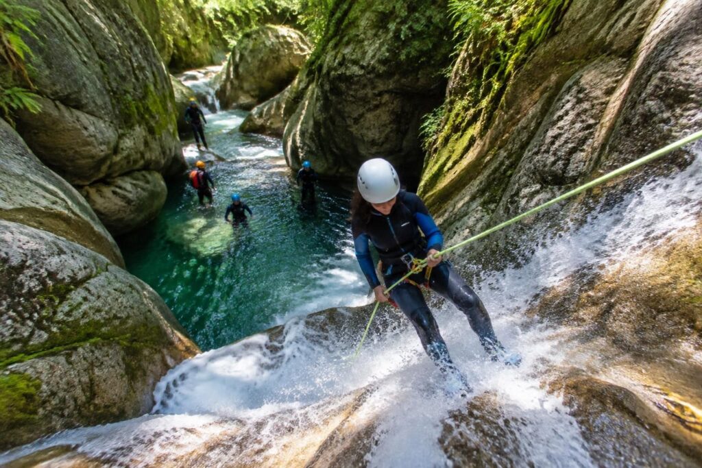 vivez le canyoning dans les gorges du llech : sauts, toboggans naturels et paysages grandioses pour une aventure riche en sensations fortes.